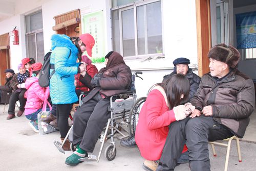 漯河四高青年志愿者到敬老院看望孤寡老人